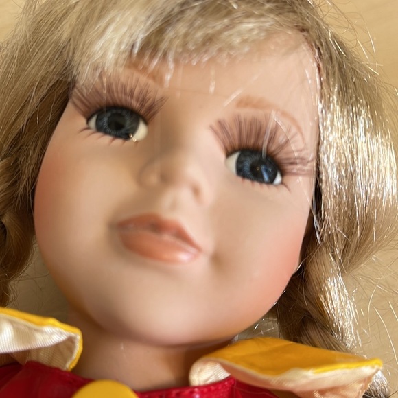 Rain shower Rachel Porcelain doll - Picture 12 of 16